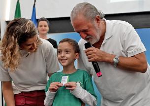 prefeito-toninho-colucci-entrega-primeiras-carteirinhas-municipais-da-pessoa-com-deficiencia-durante-plenaria-setembro-verde-2.jpeg