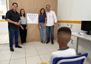 projeto-de-acuidade-visual-do-presidente-da-camara-antonio-carlos-junior-chega-a-52-escolas-municipais-2.jpeg